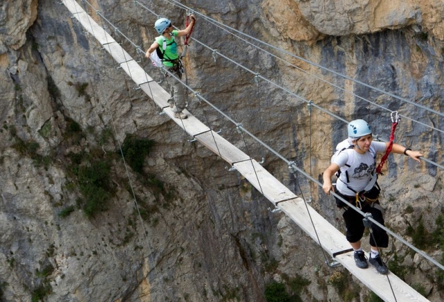 puente colgante en la montana